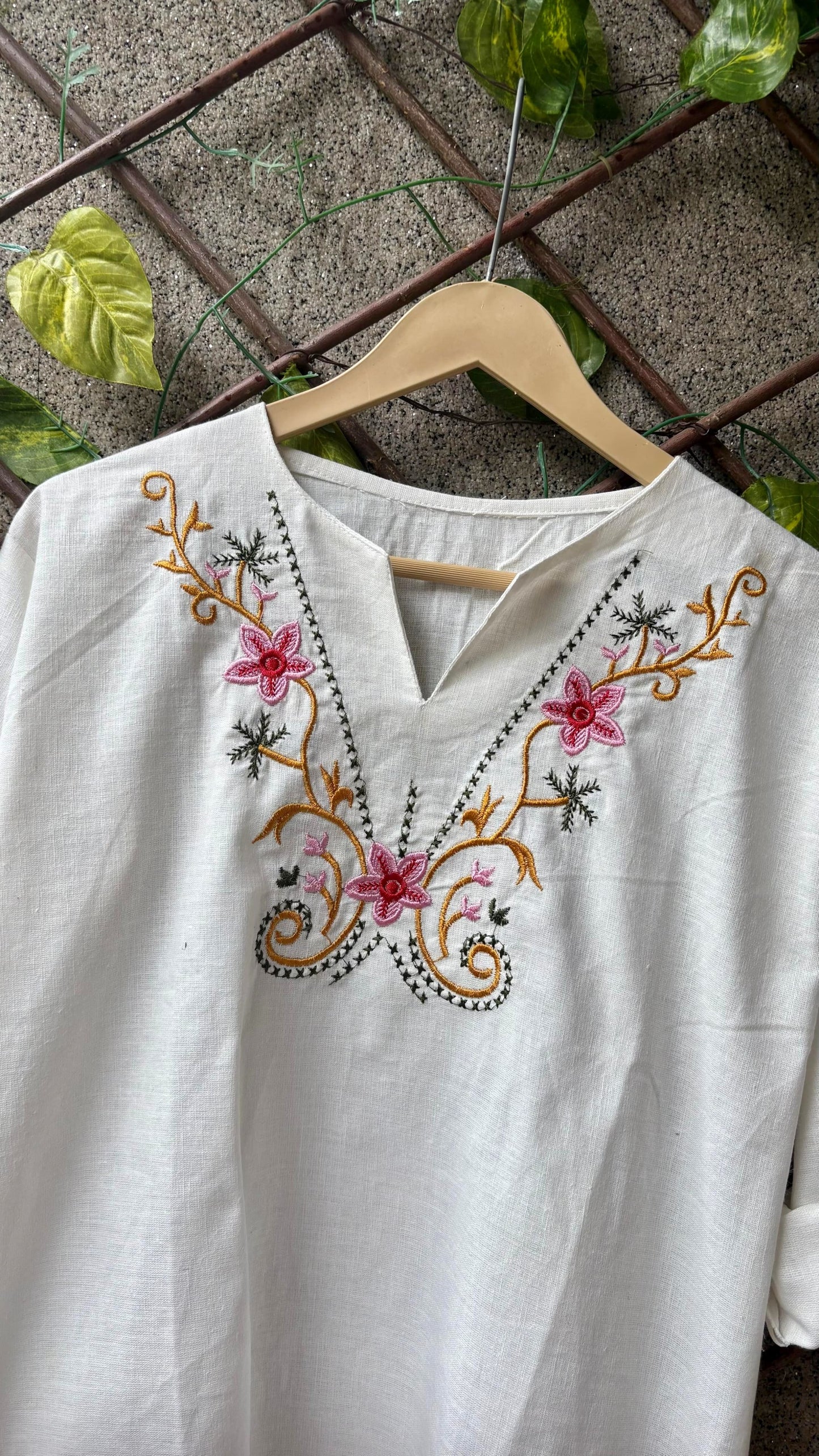 FLORETTE EMBROIDERED TOP