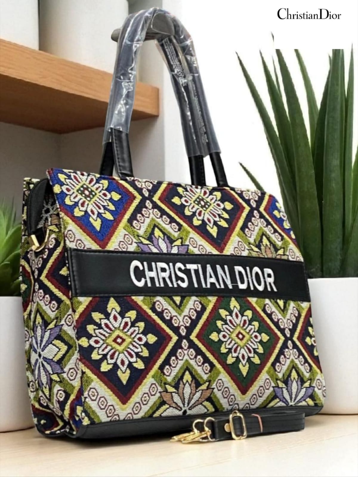 CHRISTIAN DIOR